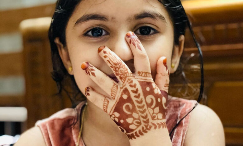 30+ Adorable Mehndi Designs for Kids (Little Princesses)