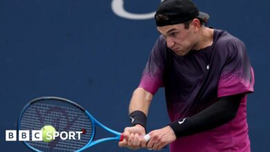 Jack Draper hits a backhand at the US Open