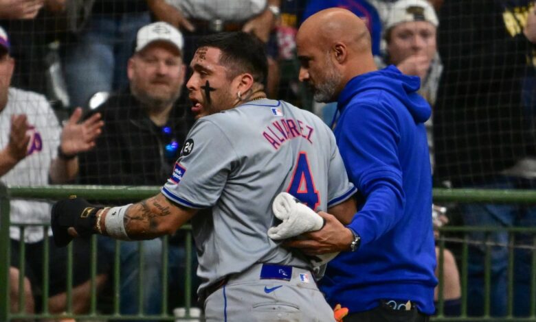 Mets' Francisco Alvarez left the game with a back injury.