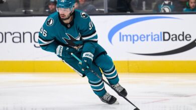 Last-place Sharks, Blackhawks aim to build on recent wins