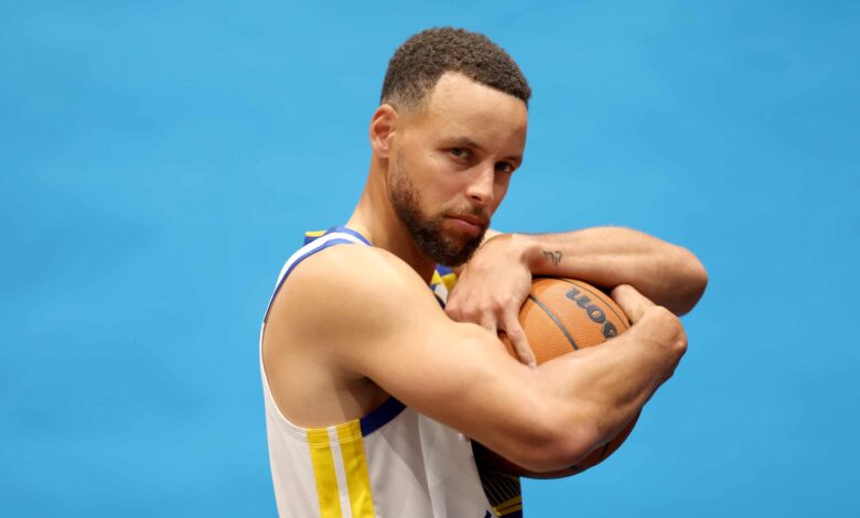 Steph Curry shows off dance moves in practice