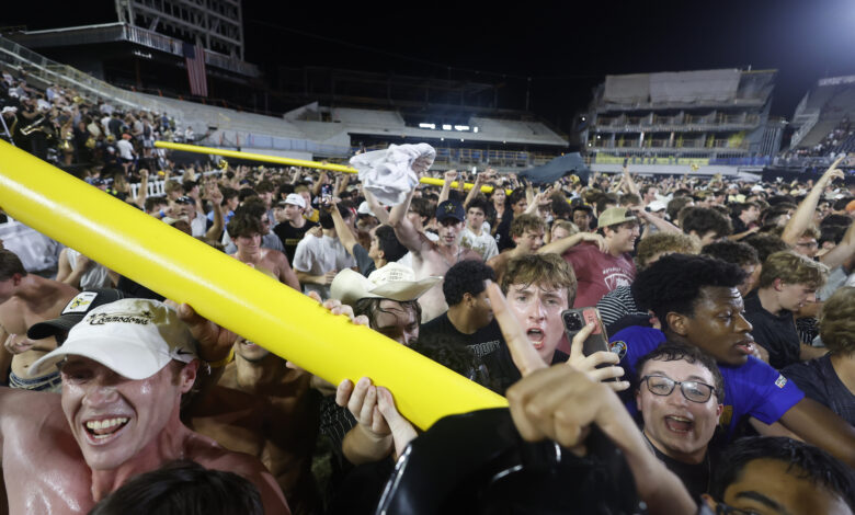 Vandy took down Bama and the goalposts too